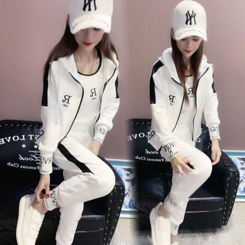 спортивный костюм из трех предметов