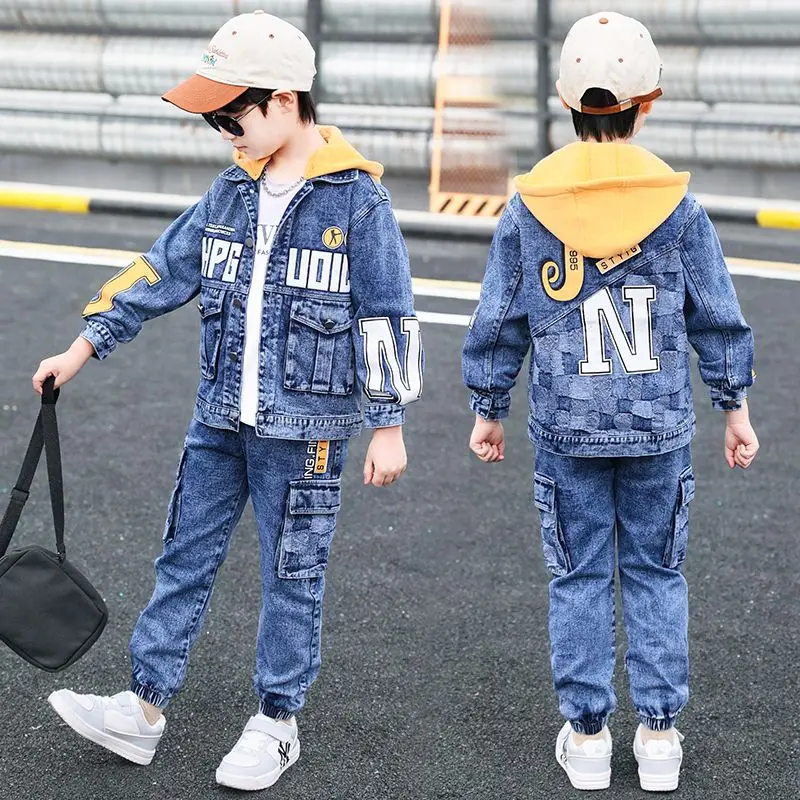 Весенний джинсовый костюм-двойка с капюшоном